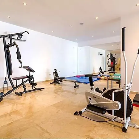 Sleeps 10 Pool Air Con Wifi Vila