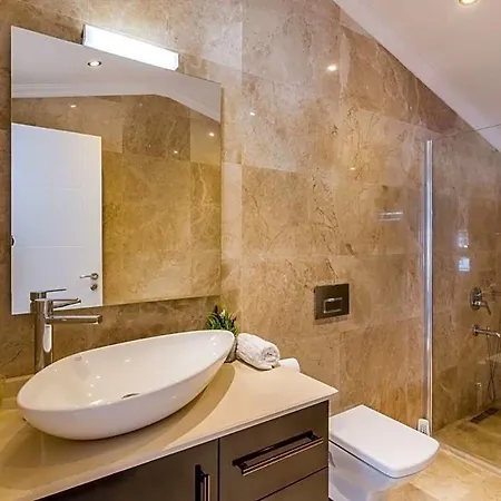 Sleeps 10 Pool Air Con Wifi