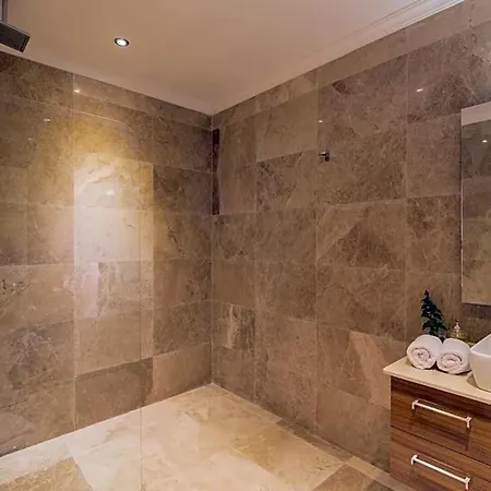 Sleeps 10 Pool Air Con Wifi